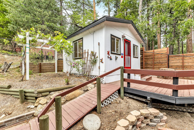 53200 Forest Lake Drive, Idyllwild CA: https://media.crmls.org/mediaz/1a0e05c8-5272-4191-bc8f-ae69c47a4476.jpg