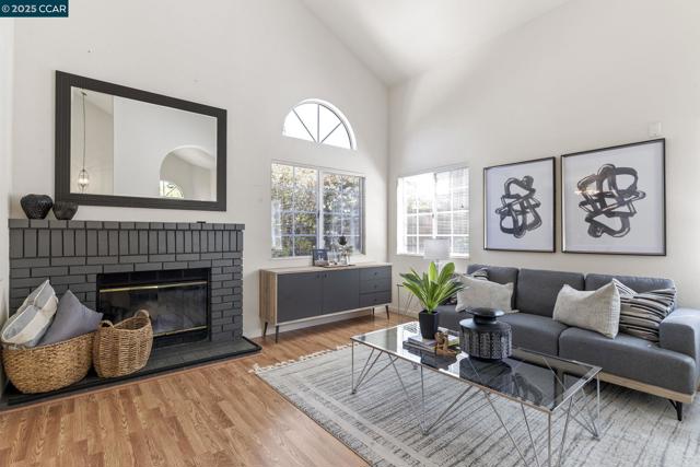 1015 Hidden Oak Ct, Concord CA: https://media.crmls.org/mediaz/1a0ee132-4f9d-4638-aff9-650a09130b04.jpg