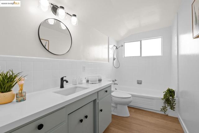 1241 Park Ave, Alameda CA: https://media.crmls.org/mediaz/1a0fb7c1-a72e-446a-9fd9-4d246aa47428.jpg