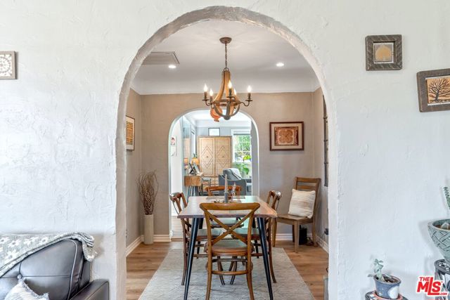 11316 Sunshine Terrace, Studio City CA: https://media.crmls.org/mediaz/1a0fde26-a01d-42e3-80e2-f2e6b3579bbf.jpg