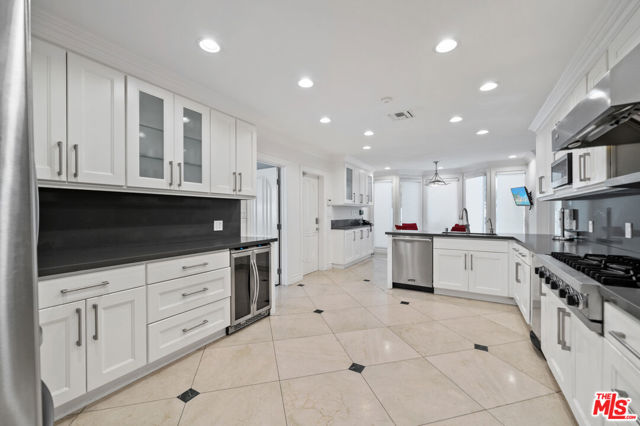 16221 Elisa Place, Encino CA: https://media.crmls.org/mediaz/1a10d759-6a3f-4d70-b72e-0cac3c3baf27.jpg