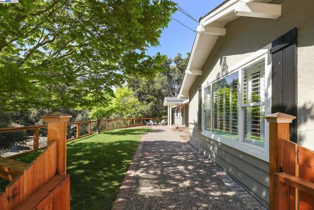 10 Easton Ct, Orinda CA: https://media.crmls.org/mediaz/1a11cfb4-57d0-40cb-b0be-bb953ca975e3.jpg
