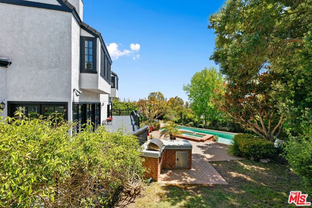 29528 Harvester Road, Malibu CA: https://media.crmls.org/mediaz/1a11daed-5a79-44e2-8dd5-3e8632fd4f46.jpg