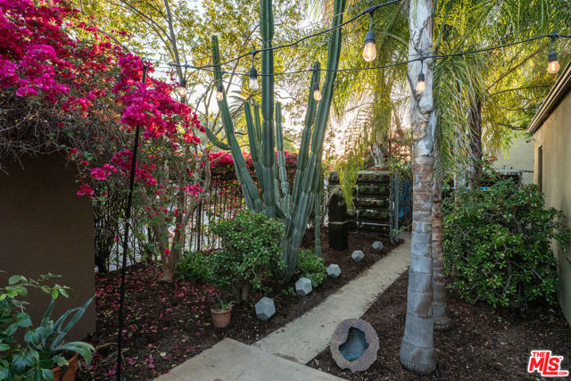 263 Lamont Drive, Los Angeles CA: https://media.crmls.org/mediaz/1a12ca10-88f3-488f-876b-124d6ccf2bbf.jpg