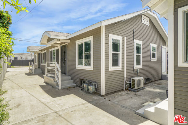 1256 Exposition Boulevard, Los Angeles CA: https://media.crmls.org/mediaz/1a135036-3f4f-4dd5-96bc-e7f66bbd3e2c.jpg