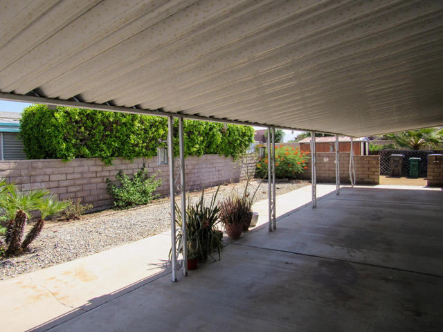 39640 Desert Greens E Drive, Palm Desert CA: https://media.crmls.org/mediaz/1a136296-ddd2-48a7-846f-22381b5f11bd.jpg