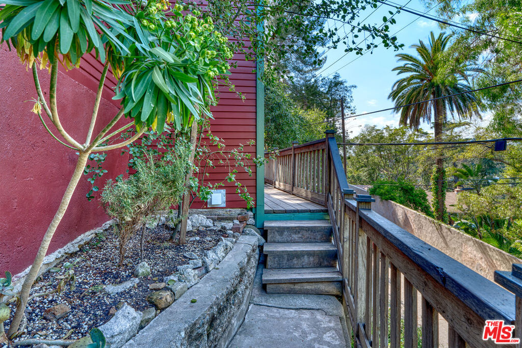 https://media.crmls.org/mediaz/1a14331d-e08c-4236-b9e1-ec1fe7d37d91.jpg?preset=X-Large