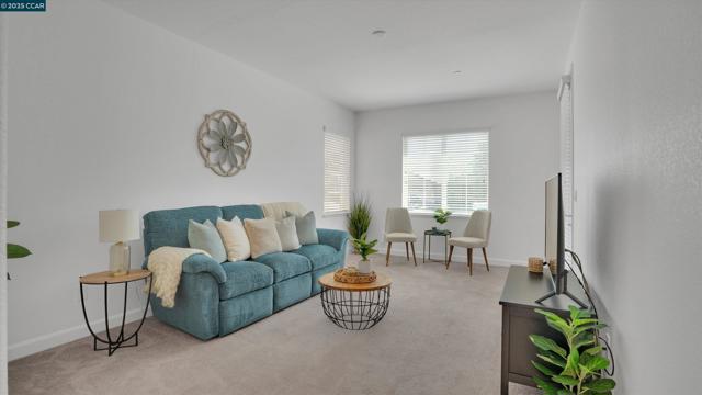 719 Jennifer St, Brentwood CA: https://media.crmls.org/mediaz/1a14531a-f9dd-4eb2-9798-0026e3452ccb.jpg