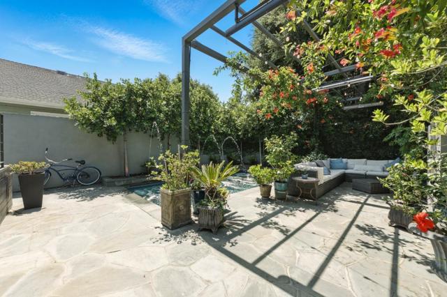 543 8th Avenue, Menlo Park CA: https://media.crmls.org/mediaz/1a169f0a-6e9a-4eae-80f6-f6865a8614b9.jpg