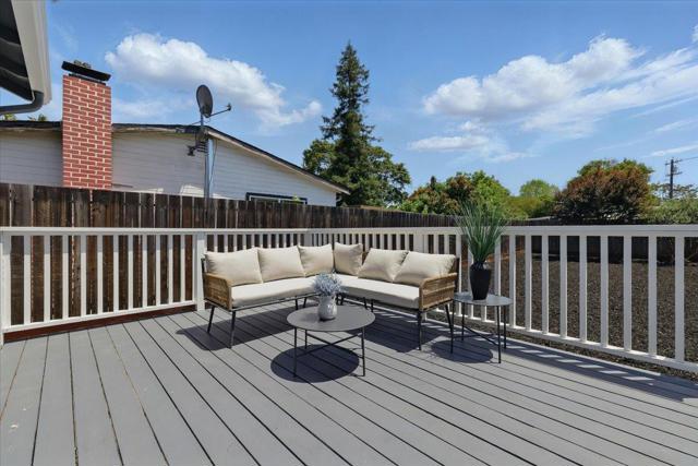 571 Hamilton Avenue, Menlo Park CA: https://media.crmls.org/mediaz/1a1728b2-d5b1-4cb1-abca-811775c66dd7.jpg