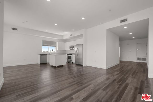 1215 S Bedford Avenue, Los Angeles CA: https://media.crmls.org/mediaz/1a1736f2-21b7-4638-8197-6a865cbf3f48.jpg