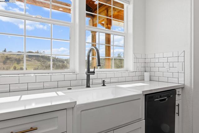 Image 16 of 47 For 1761 Springvale Rd