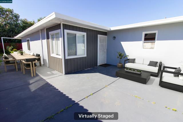 2929 Alta Mira Dr, Richmond CA: https://media.crmls.org/mediaz/1a17e928-5ef6-4125-96e5-cf80bbe1ca50.jpg