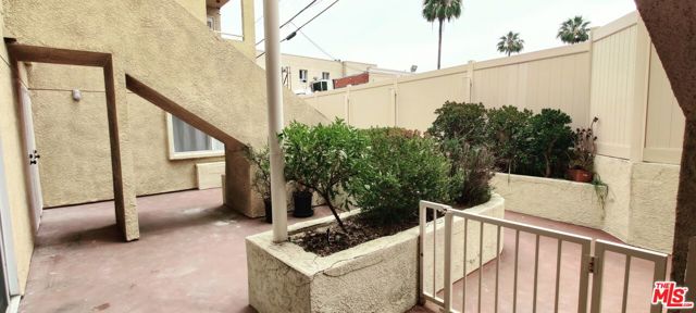 108 W Maple Street, Glendale CA: https://media.crmls.org/mediaz/1a17ebd3-791d-47e0-84d1-c8151d55afbd.jpg