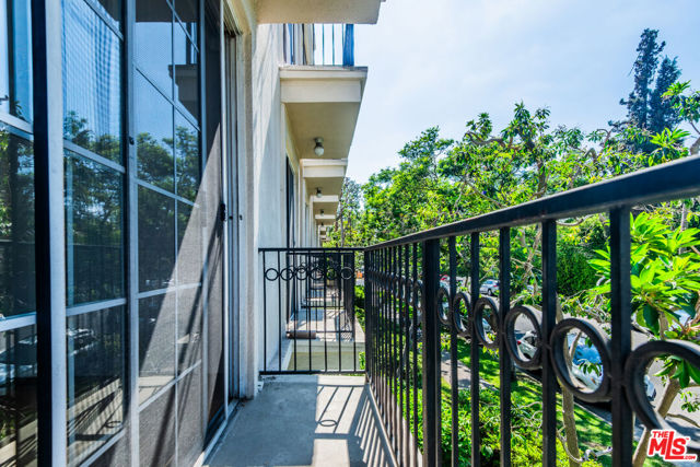 458 N Oakhurst, Beverly Hills CA: https://media.crmls.org/mediaz/1a1844ee-fd58-4a54-ab2b-f5a230711078.jpg