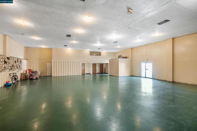 353 24Th St, Richmond CA: https://media.crmls.org/mediaz/1a1996cf-13b1-4c66-bc53-bae25d4fb724.jpg