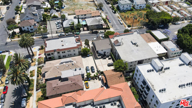 2963 San Marino Street, Los Angeles CA: https://media.crmls.org/mediaz/1a1a6117-f615-4fae-8137-17f9fdd83c6a.jpg