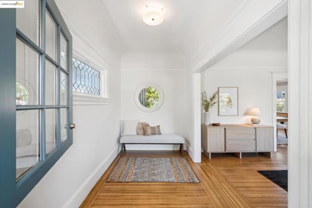 327 Hudson St, Oakland CA: https://media.crmls.org/mediaz/1a1afaca-b5e0-4de9-8c01-3eb35cc595b3.jpg