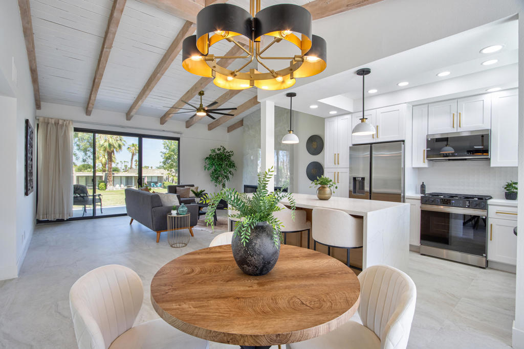 842 N Calle De Pinos