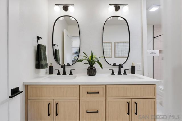 2003 Caminito Circulo Norte, La Jolla CA: https://media.crmls.org/mediaz/1a1bd15d-5aa0-4d39-8732-1e6dccc1eb49.jpg