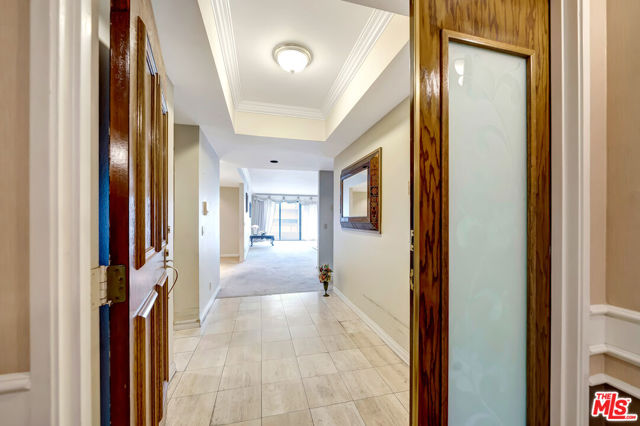 457 North Doheny Drive, 102 photo 6