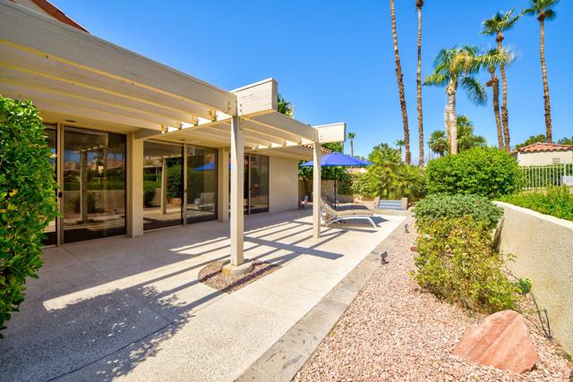 212 S Kavenish Drive, Rancho Mirage CA: https://media.crmls.org/mediaz/1a1c2302-3d77-44a0-904a-9b2c61ab2ddc.jpg