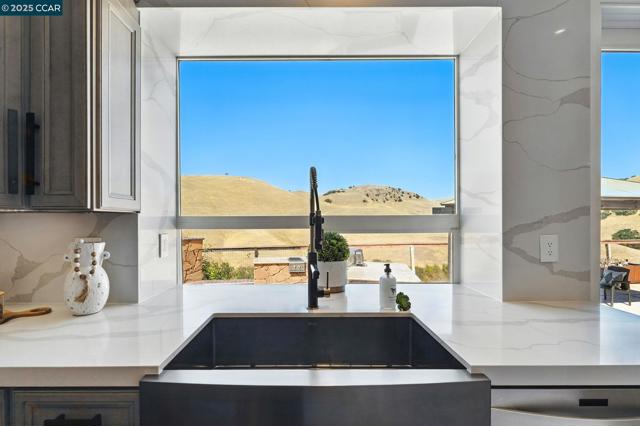 1023 Pebble Beach Dr, Clayton CA: https://media.crmls.org/mediaz/1a1c4fd0-86ae-4f64-8b49-30bd178fddb3.jpg