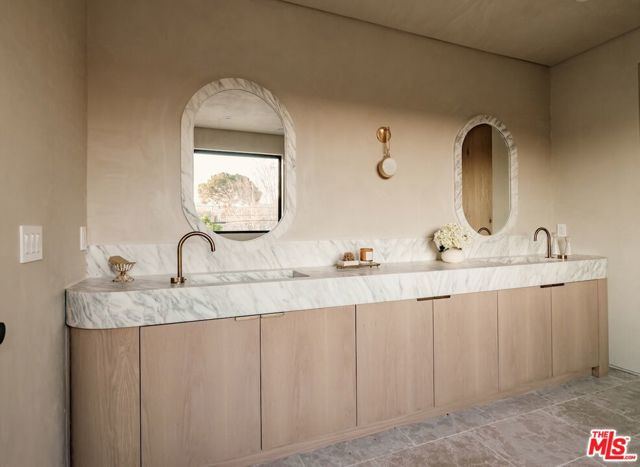 Image 32 of 69 For 11746 Blix Street