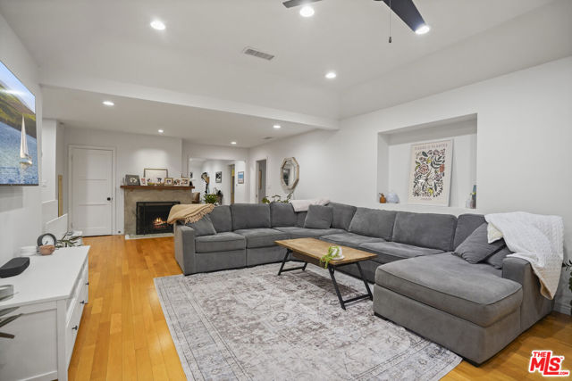4546 Allott Avenue, Sherman Oaks CA: https://media.crmls.org/mediaz/1a1e9bf2-13ba-45d6-b815-6b83b652394a.jpg