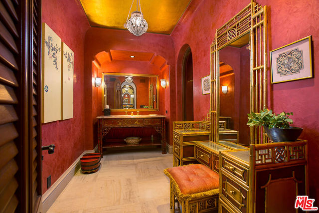 10066 Cielo Drive, Beverly Hills CA: https://media.crmls.org/mediaz/1a1ed645-6130-45e0-b440-67c700b73d61.jpg