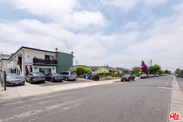 4546 W 17th Street, Los Angeles CA: https://media.crmls.org/mediaz/1a1eff23-be8e-434b-9d89-e00e15b038ad.jpg
