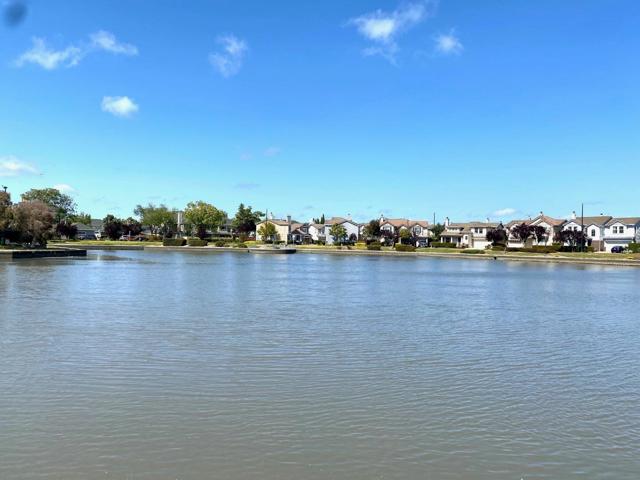 366 Treasure Island Drive, Belmont CA: https://media.crmls.org/mediaz/1a1f74ac-937a-4f75-996c-97428247c2f5.jpg
