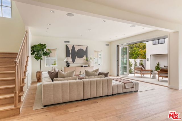 2455 23rd Street, Santa Monica CA: https://media.crmls.org/mediaz/1a1f8a9b-b60d-4d3e-8d6a-d7a142c57fe8.jpg