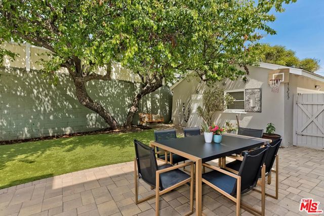 11205 Huntley Place, Culver City CA: https://media.crmls.org/mediaz/1a1f97e0-12f7-4cac-b21e-5276e33a6164.jpg