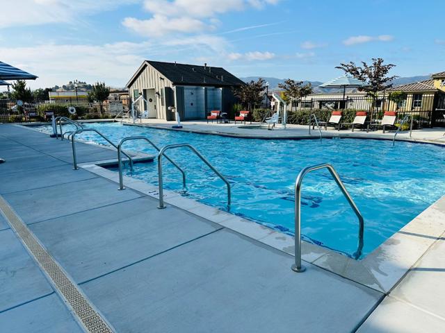 2051 White Oak Drive, Hollister CA: https://media.crmls.org/mediaz/1a205f59-1264-4750-9d5f-e186ba376564.jpg