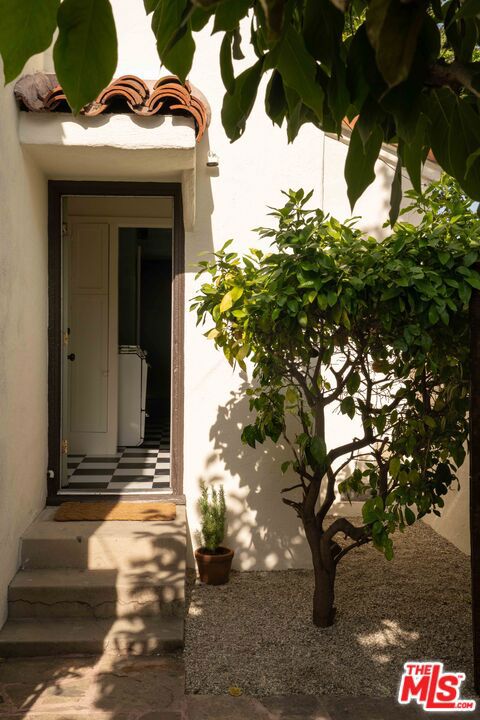 4331 4th Avenue, Los Angeles CA: https://media.crmls.org/mediaz/1a20adb6-d44f-4d49-96c0-8f53c9b3f92c.jpg