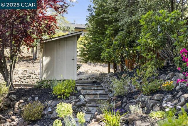 5 Kayser Ct, Walnut Creek CA: https://media.crmls.org/mediaz/1a211674-6954-4356-b537-768d195d56fb.jpg