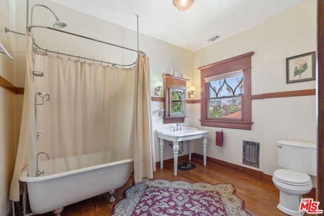 1049 Elden Avenue, Los Angeles CA: https://media.crmls.org/mediaz/1a214e8d-872a-4862-bff8-73dc93dda6d3.jpg