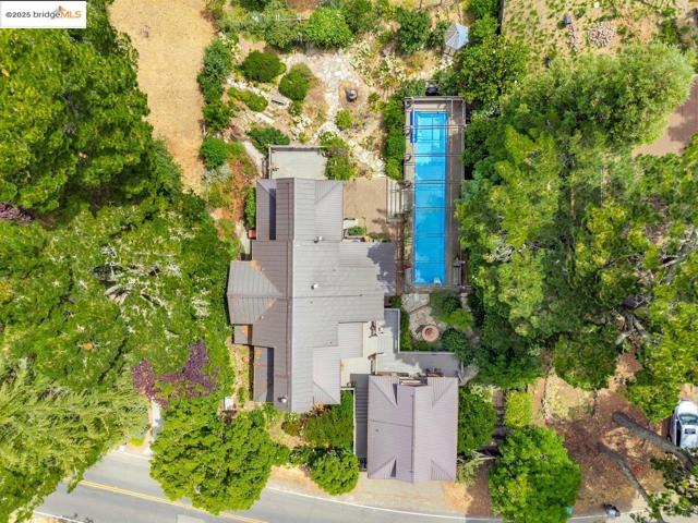 5950 Grizzly Peak Blvd, Oakland CA: https://media.crmls.org/mediaz/1a216400-6e66-4c51-a4b7-546c655c6056.jpg