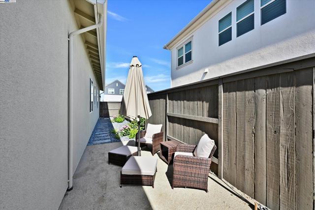 4072 Whitney Vista Ln, Rocklin CA: https://media.crmls.org/mediaz/1a21ee00-bf94-4370-86ba-dee19cd7466f.jpg