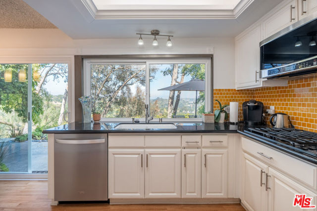 2870 Angelo Drive, Los Angeles CA: https://media.crmls.org/mediaz/1a21f9c2-d56c-40a0-878c-3c6b7d1fa315.jpg