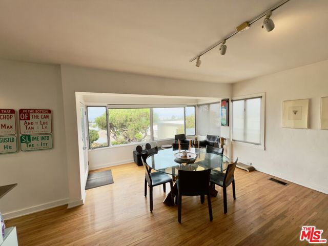 2714 4th Street, Santa Monica CA: https://media.crmls.org/mediaz/1a22b2dd-3c4c-4825-80a7-c89837a18974.jpg