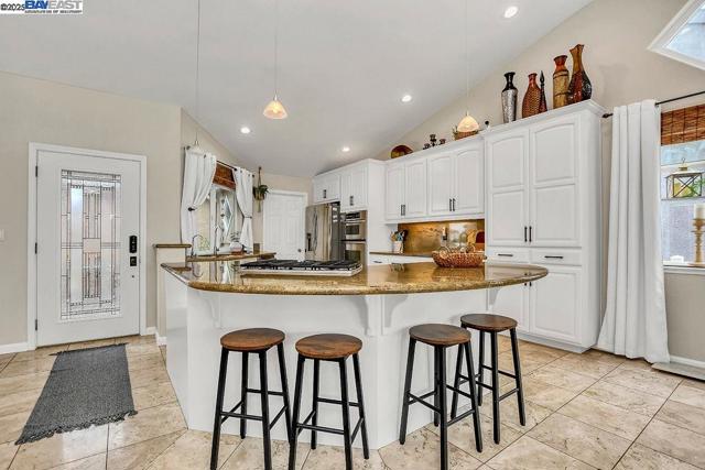 1864 Dune Point Way, Discovery Bay CA: https://media.crmls.org/mediaz/1a22b75a-673f-4f32-9821-78c00db4496d.jpg