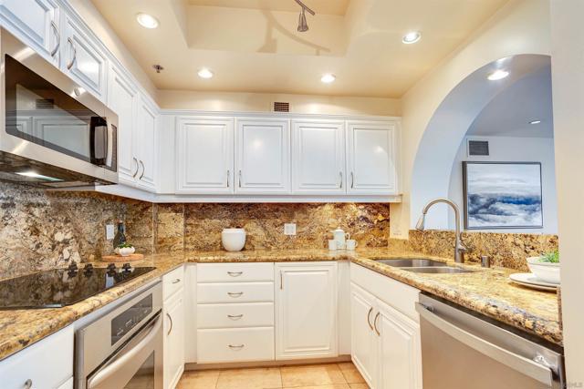 100 Harbor Dr, San Diego CA: https://media.crmls.org/mediaz/1a22f00b-7ba9-4fc4-b6cf-18d67af2f502.jpg