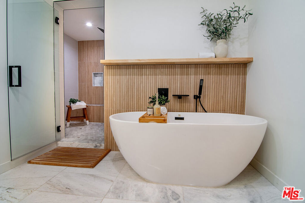 https://media.crmls.org/mediaz/1a248adf-695a-4922-aeb3-bbd761d1ab73.jpg?preset=X-Large