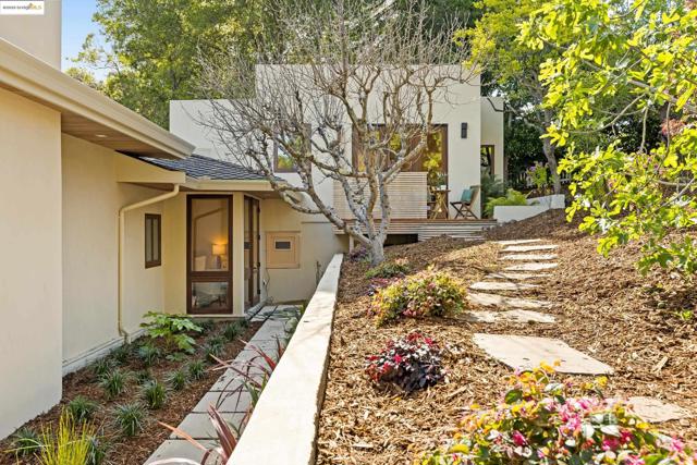 30 Lincolnshire Dr, Oakland CA: https://media.crmls.org/mediaz/1a24b1d9-c8dc-4c74-9871-bebb6aef944f.jpg