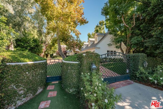4714 Balboa Avenue, Encino CA: https://media.crmls.org/mediaz/1a24bc12-1d79-4fb9-bfc3-b299a84adec5.jpg
