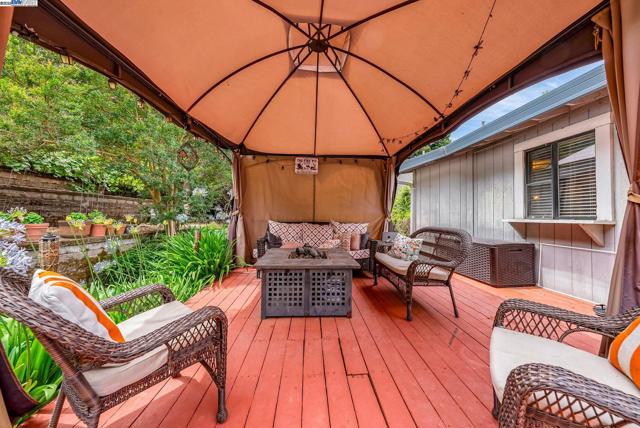 22 Cobblestone Ct, San Ramon CA: https://media.crmls.org/mediaz/1a25bb13-aa44-4846-bcd9-dca6fd317fc9.jpg