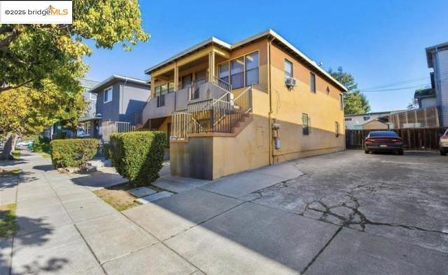 1298 63rd St, Emeryville CA: https://media.crmls.org/mediaz/1a2642bb-6177-4ef0-8f23-780507b06b9a.jpg