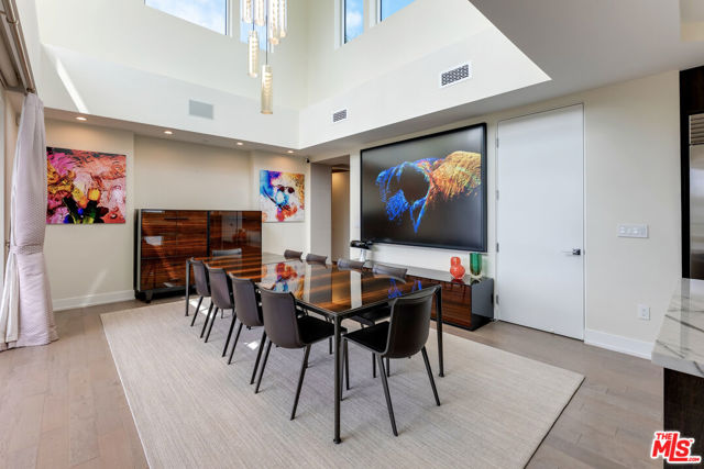 460 N Palm Drive, Beverly Hills CA: https://media.crmls.org/mediaz/1a271674-9521-414e-9f29-cc1572bc882f.jpg